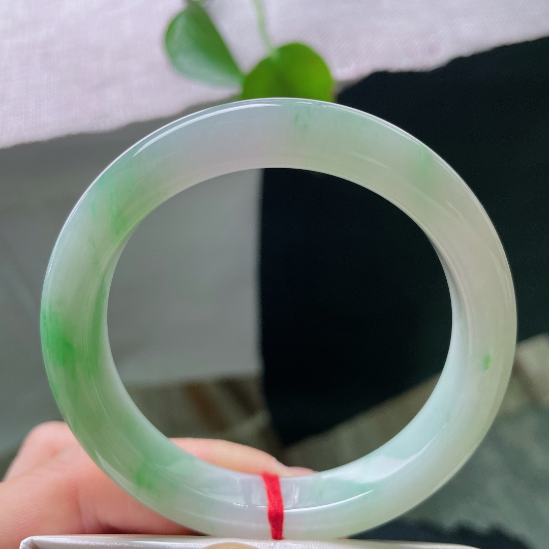 绿底正圈，无裂，冰底凝霜，一抹鲜活翠色漫染镯身，如玉湖之中漾开碧色春光，清透灵动，满目清新雅致。ss56956a