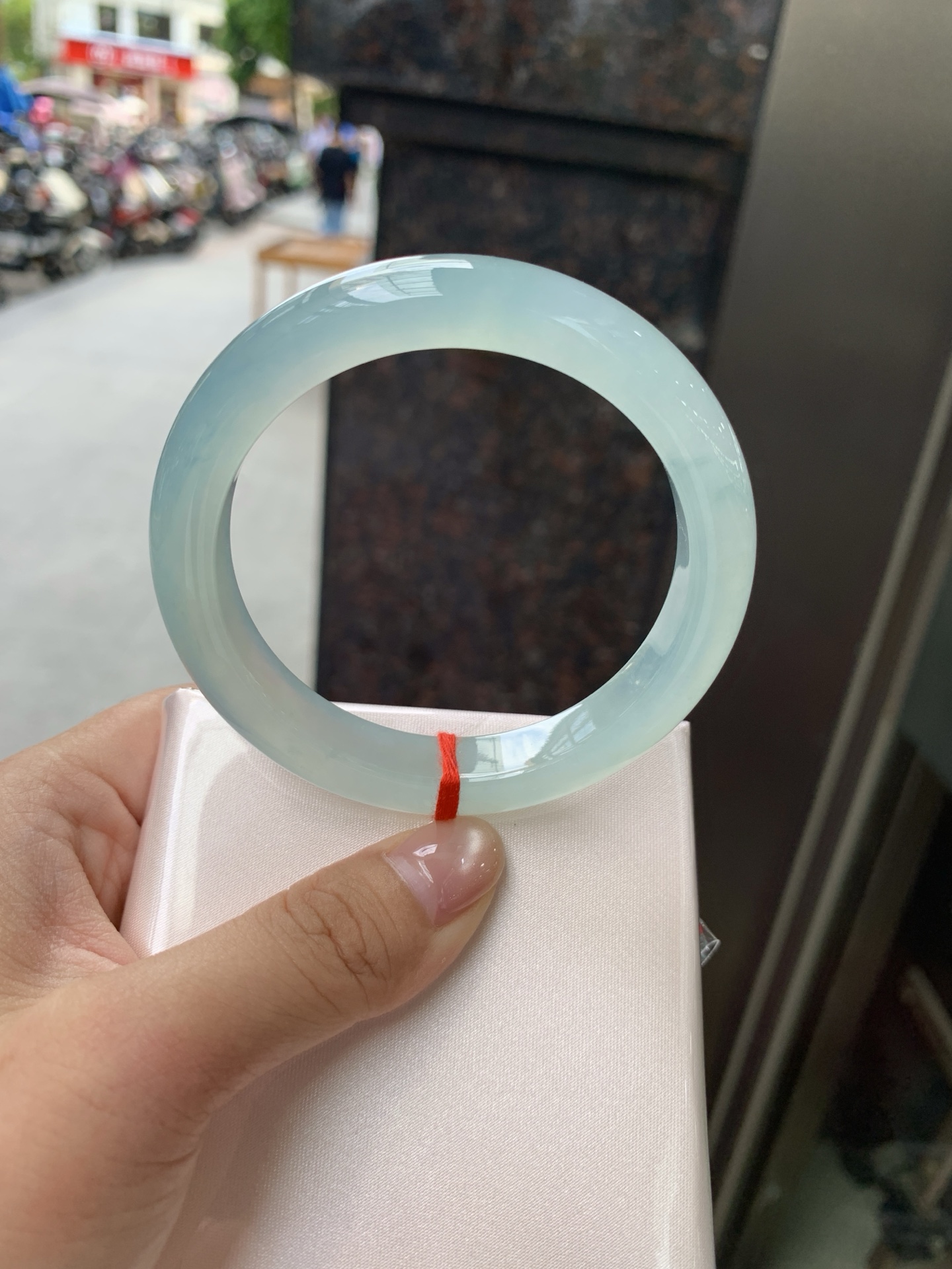冰蓝正圈, 底妆冰润，千变万化的冰晴蓝底色，拥有海的颜色，却散发着星空的光芒，这是一只来自冰川蓝的清冷气质仙女镯。