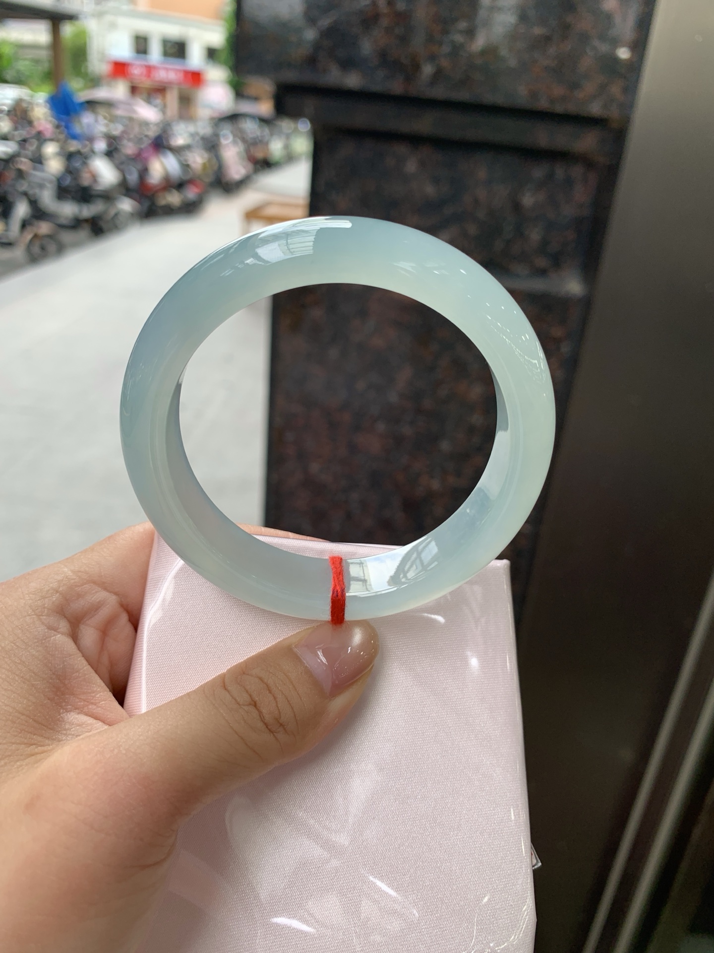 冰蓝正圈, 打灯纹裂，底妆冰润，千变万化的冰晴蓝底色，拥有海的颜色，却散发着星空的光芒，这是一只来自冰川蓝的清冷气质仙女镯。