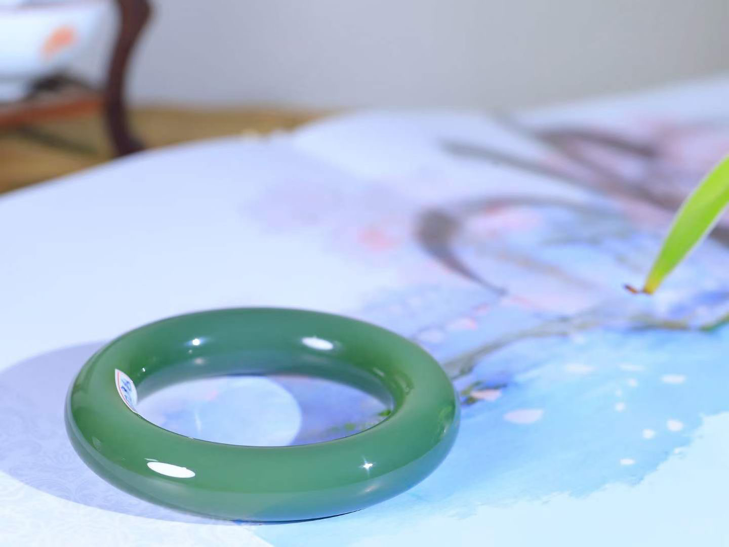 【悠悠芳华.镯】

收藏级臻品️和田玉碧玉起荧光圆条手镯 玉质温润 青葱岁月，尽收腕中，婉转流畅