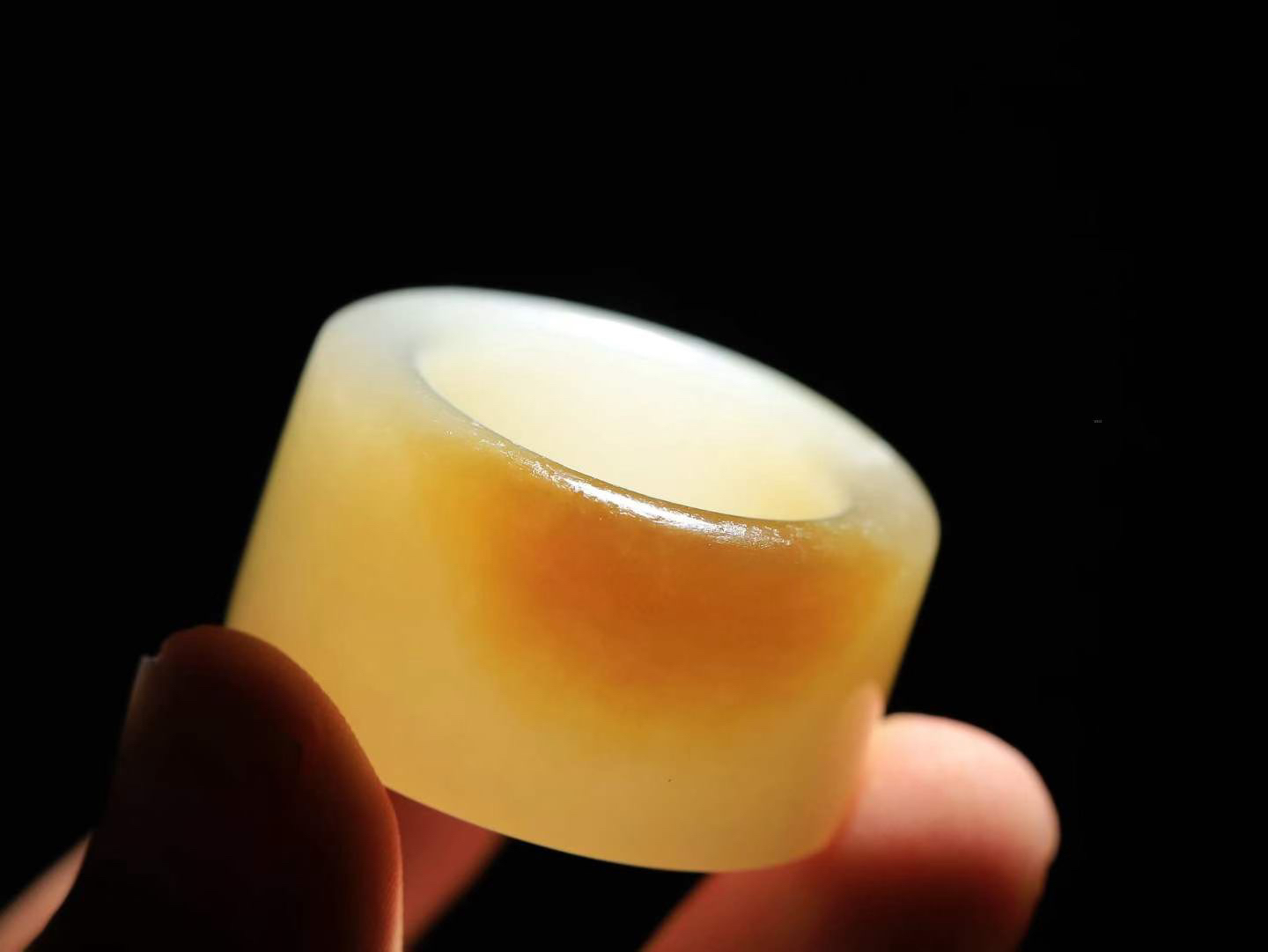 【古韵·扳戒】

精品和田玉糖白玉扳指，玉质温润，油润感十足， 整器古韵生辉。优雅高贵。运筹帷幄于掌中，决胜于千里之外。
重28.31克 内径圈口21.6mm  尺寸18.5-6.2mm  FDT-5980400