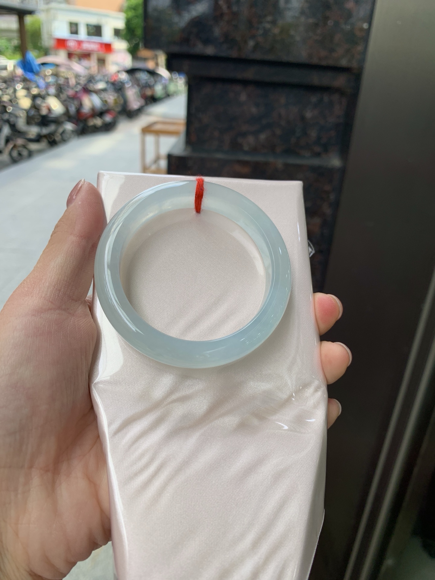 冰蓝正圈, 51.5-10.1-7.9, 0805-N1299, 打灯冰晶纹，底妆冰润，千变万化的冰晴蓝底色，拥有海的颜色，却散发着星空的光芒，这是一只来自冰川蓝的清冷气质仙女镯。