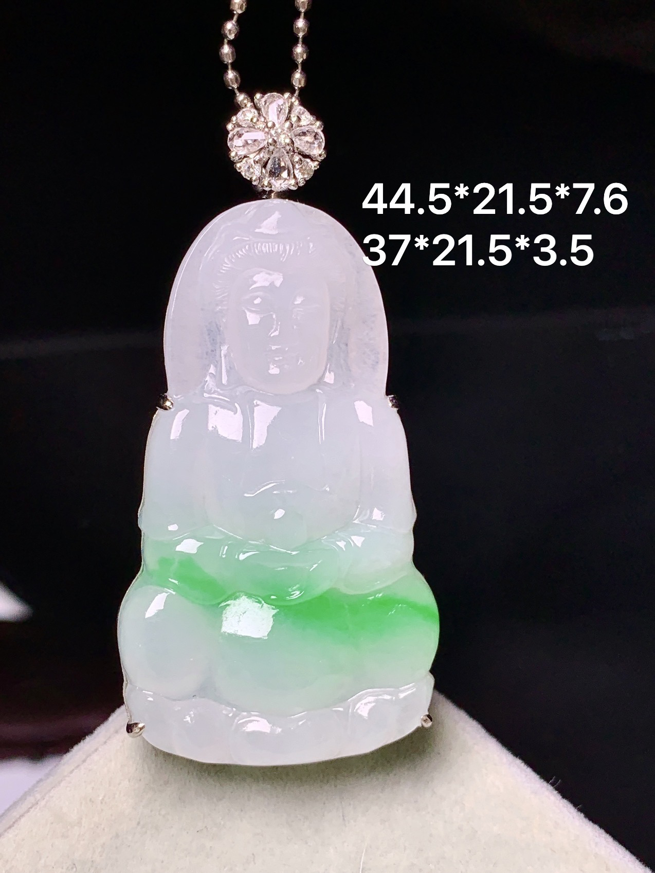 18k金钻镶嵌飘绿观音菩萨吊坠 玉质细腻 色泽艳丽清新 水润亮眼 整体尺寸44.5*21.5*7.6 b4