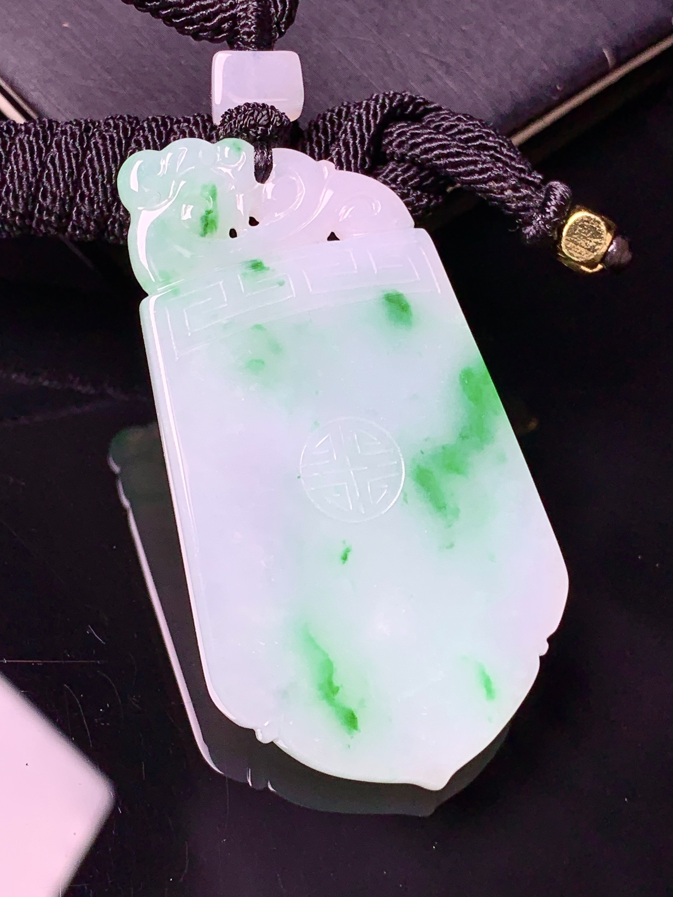 飘绿仿古无事牌吊坠 玉质细腻 色泽艳丽清新 水润亮眼 整体尺寸51.3*27.6*3.8 L1