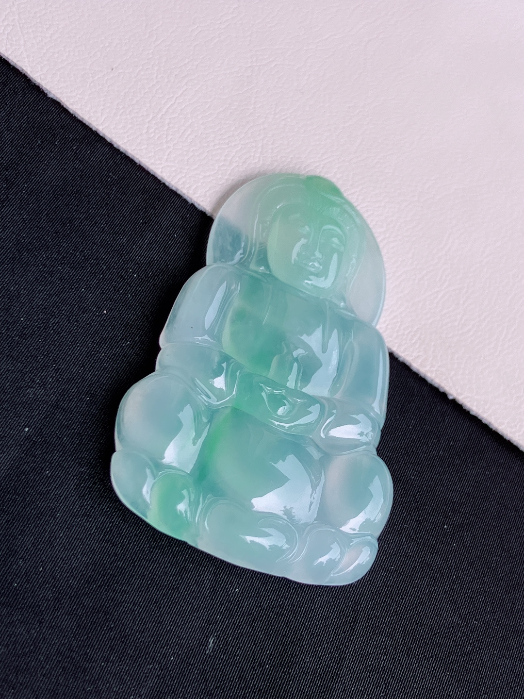 绿底观音，晶莹剔透，面容慈祥，尺寸58.6/36/6/自然光实拍