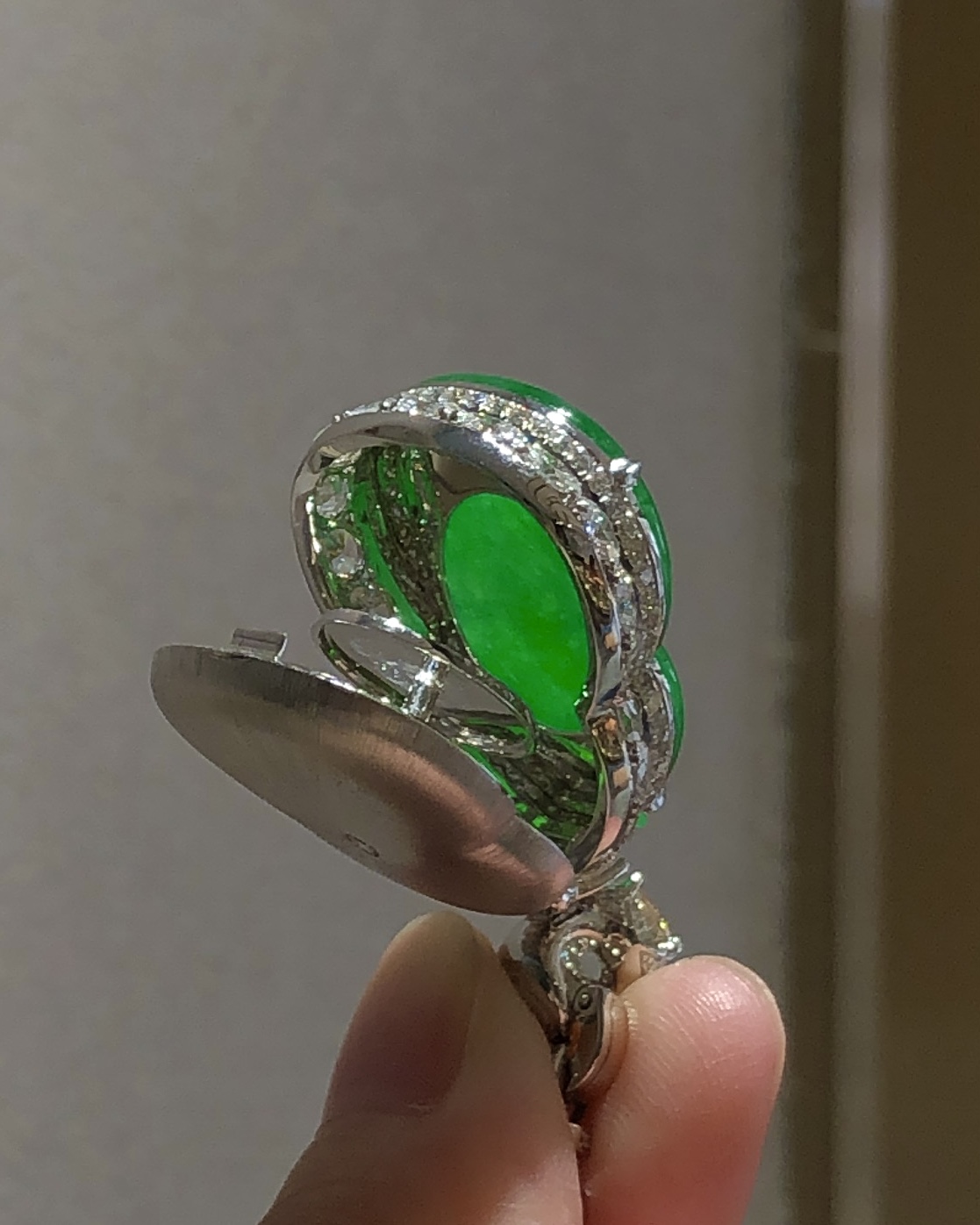 ️缅甸冰种阳绿葫芦项链，裸镶品质极好的大葫芦，色泽阳绿水润，若隐若现的荧光迷人又耀眼，各种风格场合都驾驭得了（含链子）38.2x20.8x12.5，裸石26.6x19x3.8，️：40.，26.6-19-3.8