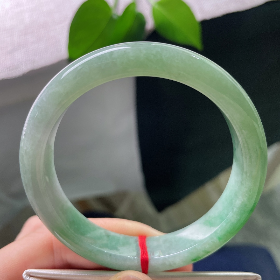58.4/12.8/8.9，飘绿正圈，皮纹，底色温润柔和，鲜亮灵动的阳绿萦绕镯侧，绿感鲜活明媚，气质温婉鲜活，ss56757a
