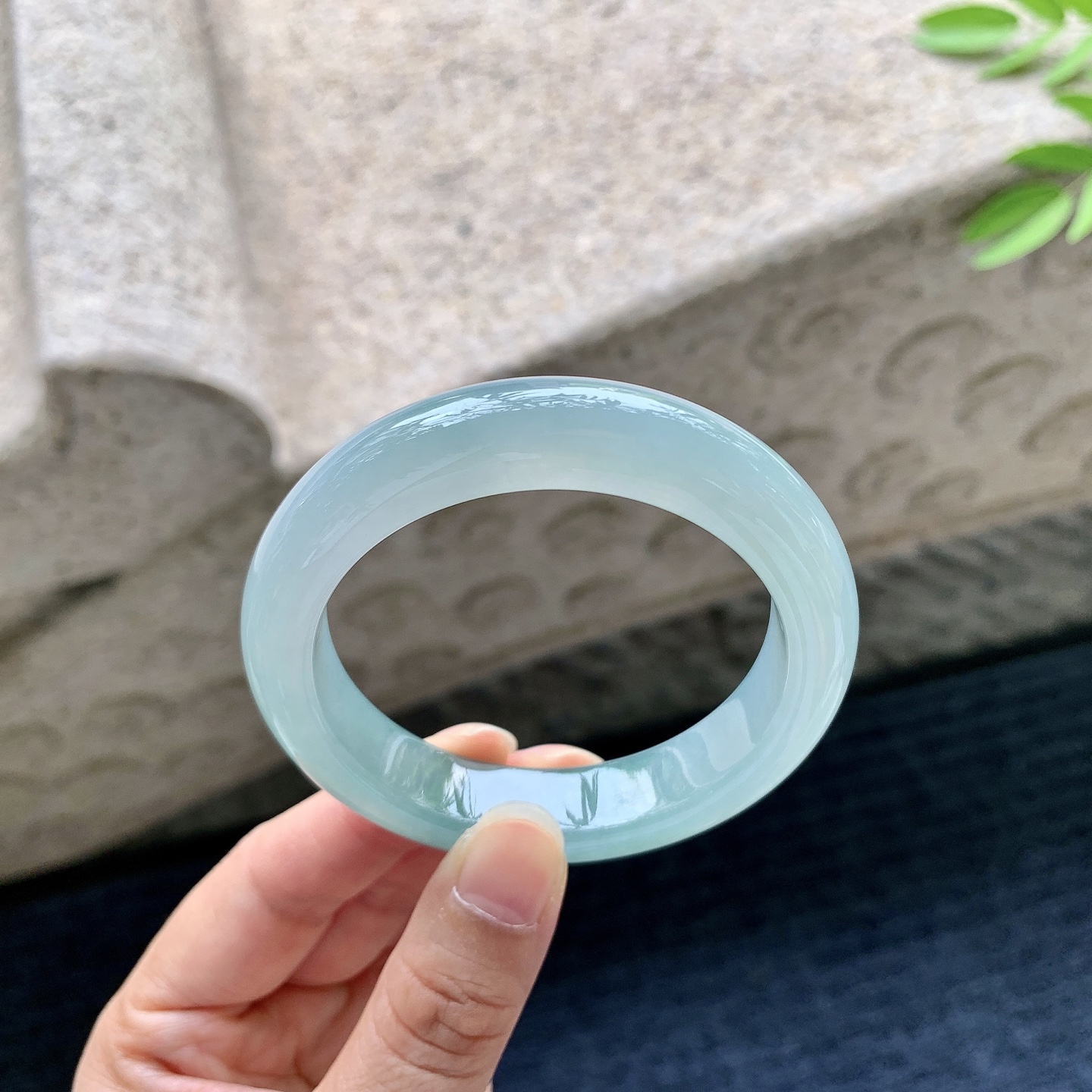 正圈51 52，圈口52.2/7.8/8.8，编码C5080603，描述细糯晴绿，水润，种老，细腻，打灯有棉线