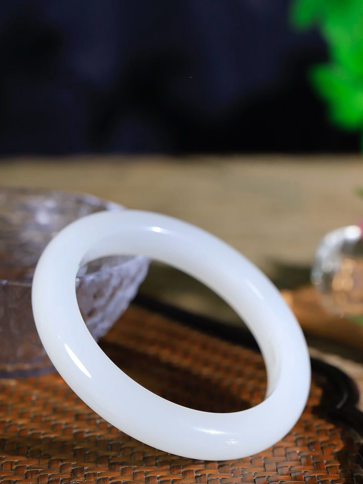 （温柔雅致.手镯）

精品️和田玉白玉手镯。镯型饱满，温润细腻，脂润沁香。️执一卷书，沏一盏茶，着一袭裙，戴一只镯。淡淡浅笺，素心若兰，静赏玉中诗画。悠悠岁月，芊手轻摘，盛满诗样芳华。重66.2克   内径60mm 尺寸12.2-9.7mm   FDA-9980321