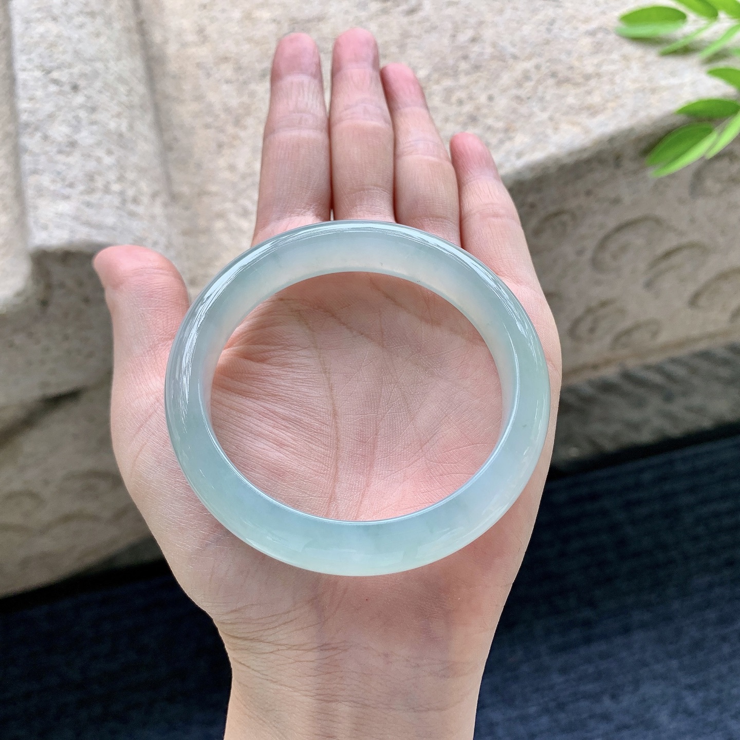 正圈55 56，圈口56/12.4/8，编码Q5080618，糯冰飘花，水润，种老，细腻，无裂。