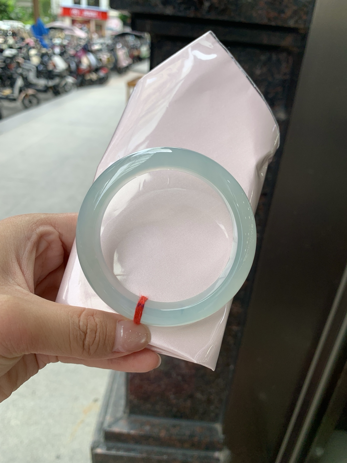 冰蓝正圈, 打灯纹裂，底妆冰润，千变万化的冰晴蓝底色，拥有海的颜色，却散发着星空的光芒，这是一只来自冰川蓝的清冷气质仙女镯。