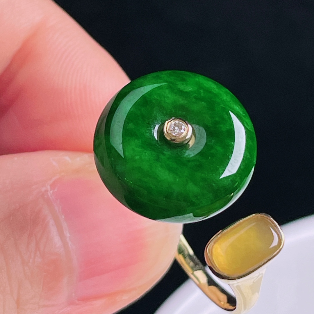 ️辣绿戒指，老种起光，细底通透，尺寸：裸石15.4/6.4mm0705