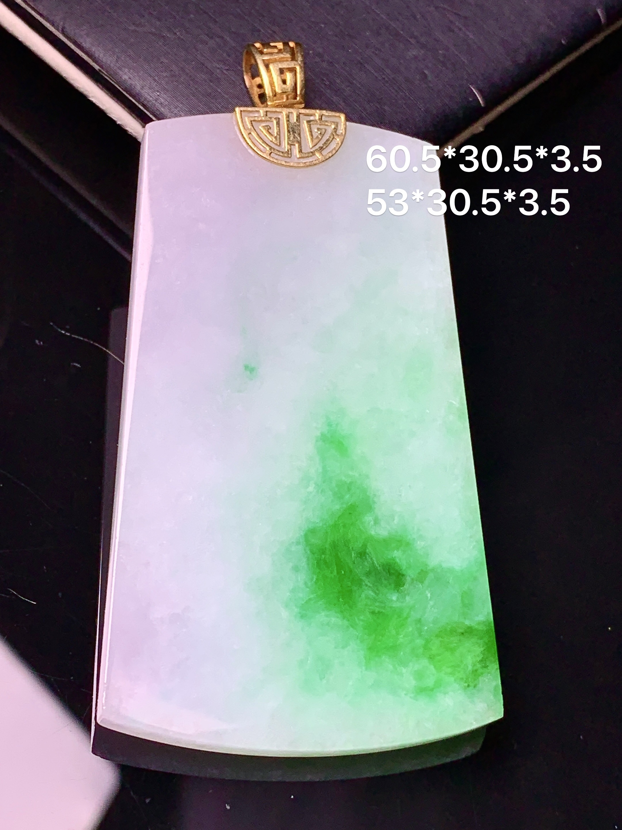 18k金镶嵌飘绿无事牌吊坠 玉质细腻 色泽艳丽清新 水润亮眼 整体尺寸60.5*30.5*3.5 w1