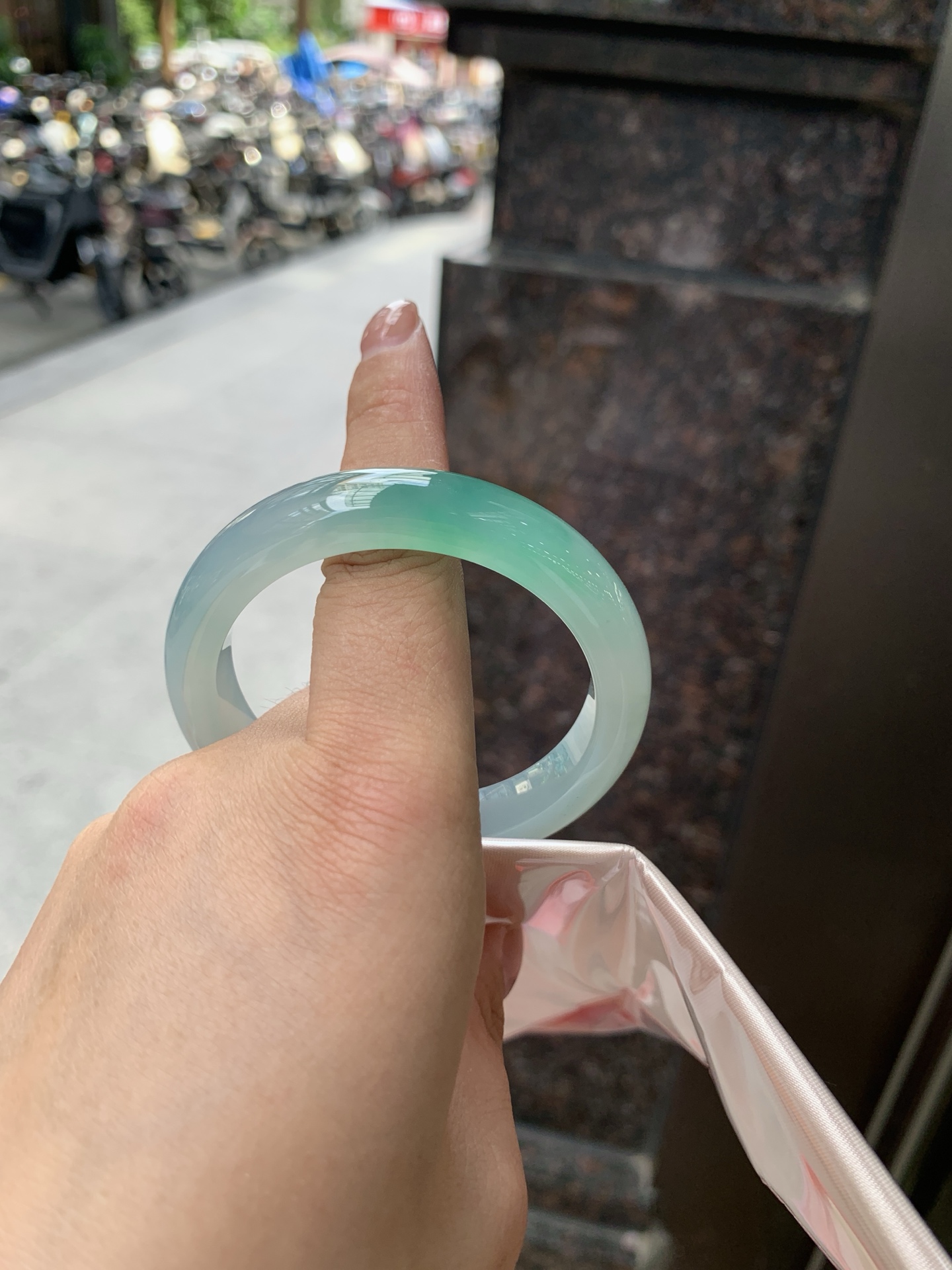 冰蓝绿正圈, 52.5-10.8-8, 0805-N1297, 打灯冰晶纹，冰蓝为底，青绿漫染，通透如水，温润似雾抬手便是整片高原湖水的清冽温柔。