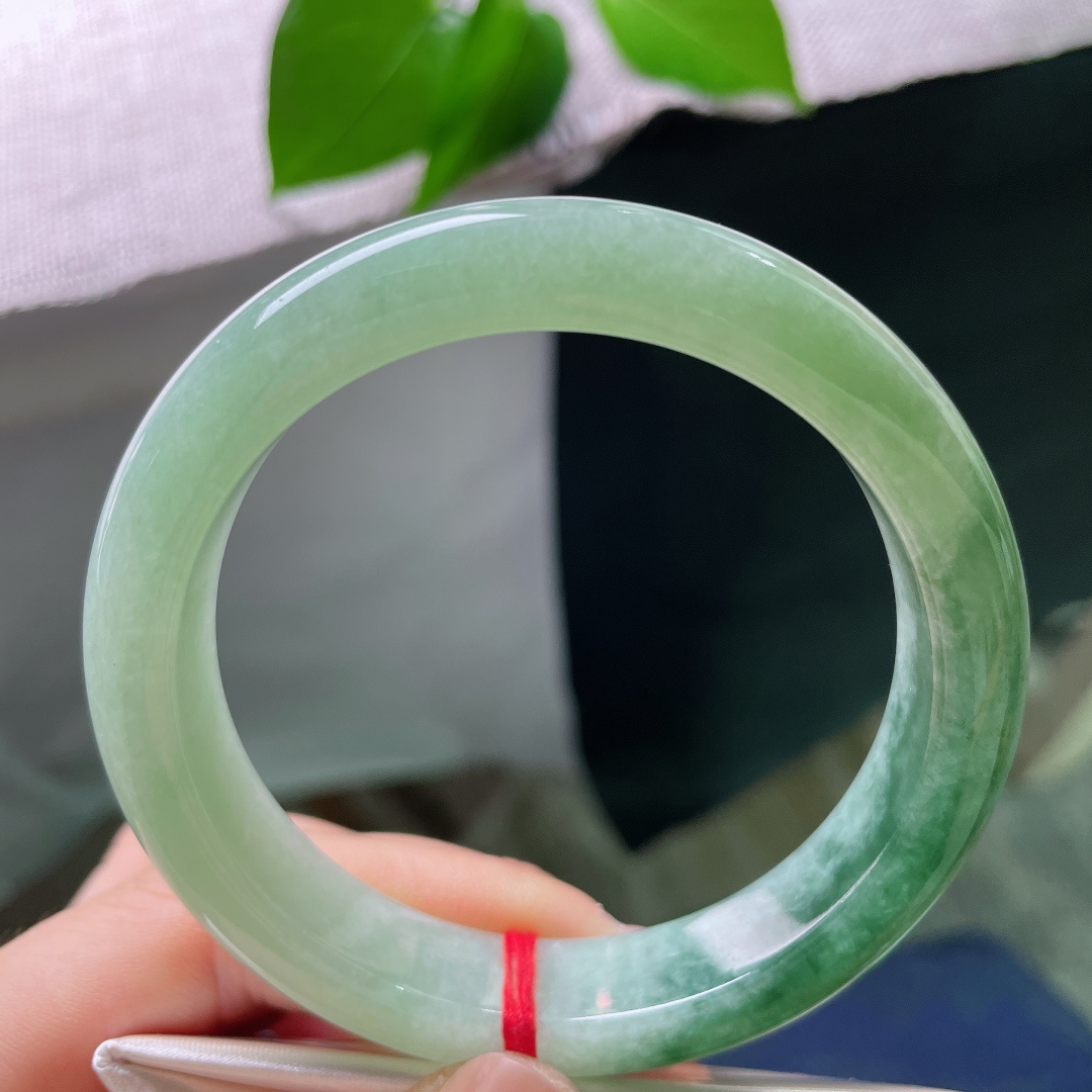油青正圈，皮纹，一浅一深，层次分明，恰似晨光拂过山麓，由浅雾坠入深林，佩戴之后沉静雅致，自带低调的氛