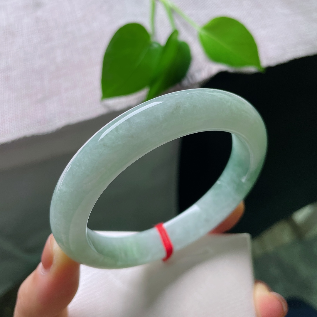 油青正圈，一点皮纹，色调均匀清新，触感冰润舒适，四季佩戴都十分耐看。ss56759a