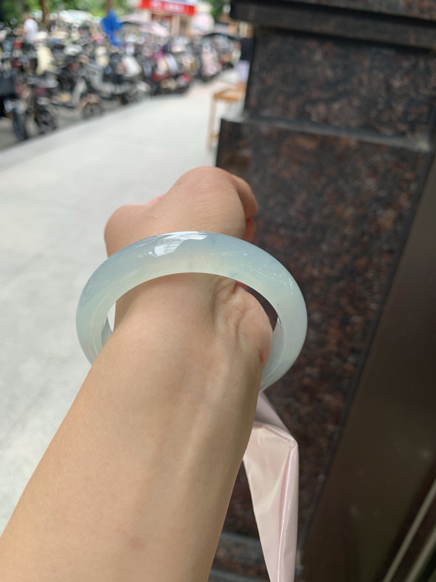 冰蓝正圈, 打灯纹裂，底妆冰润，千变万化的冰晴蓝底色，拥有海的颜色，却散发着星空的光芒，这是一只来自冰川蓝的清冷气质仙女镯。