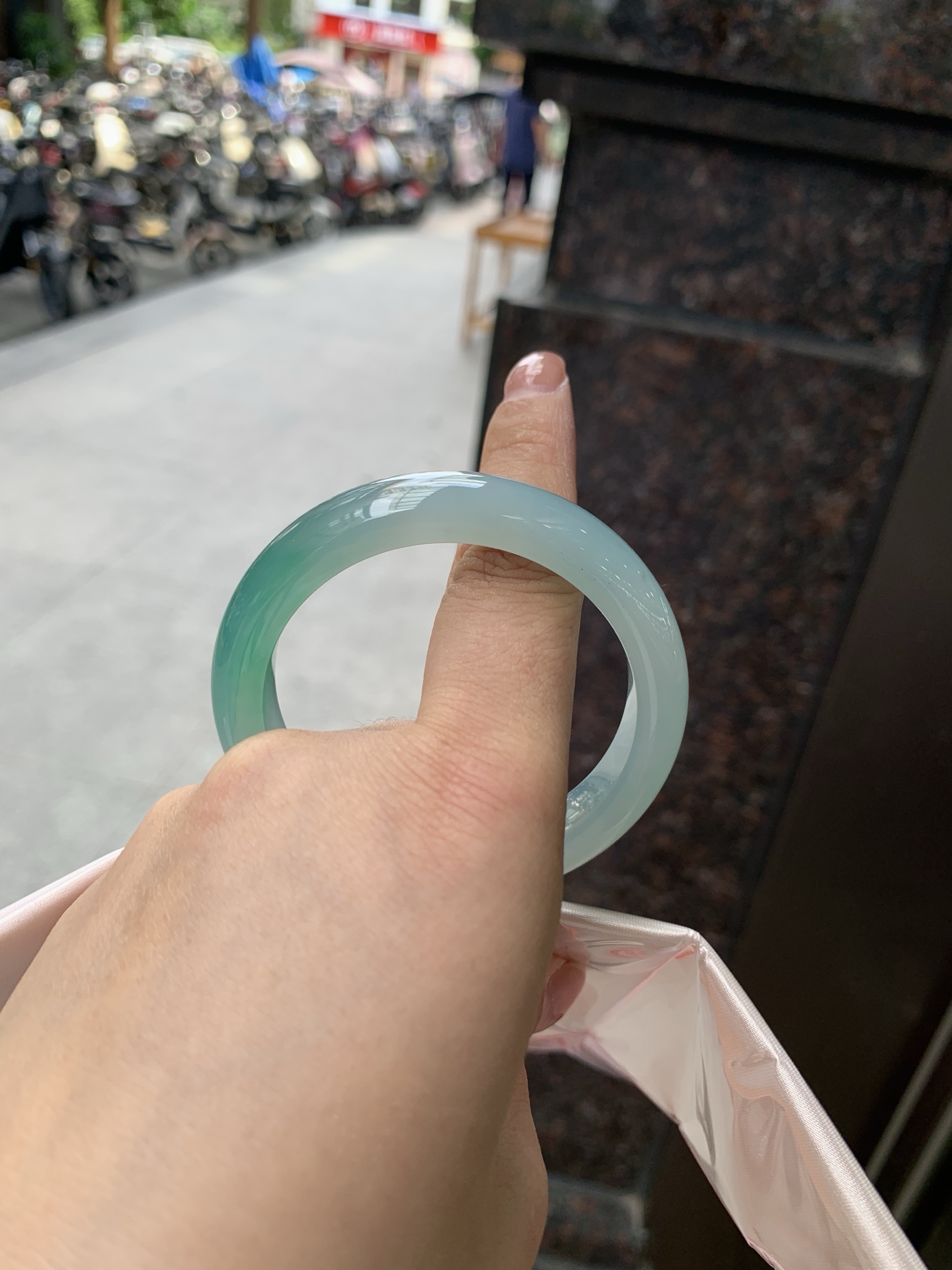 冰蓝绿正圈, 52.5-10.8-8, 0805-N1297, 打灯冰晶纹，冰蓝为底，青绿漫染，通透如水，温润似雾抬手便是整片高原湖水的清冽温柔。