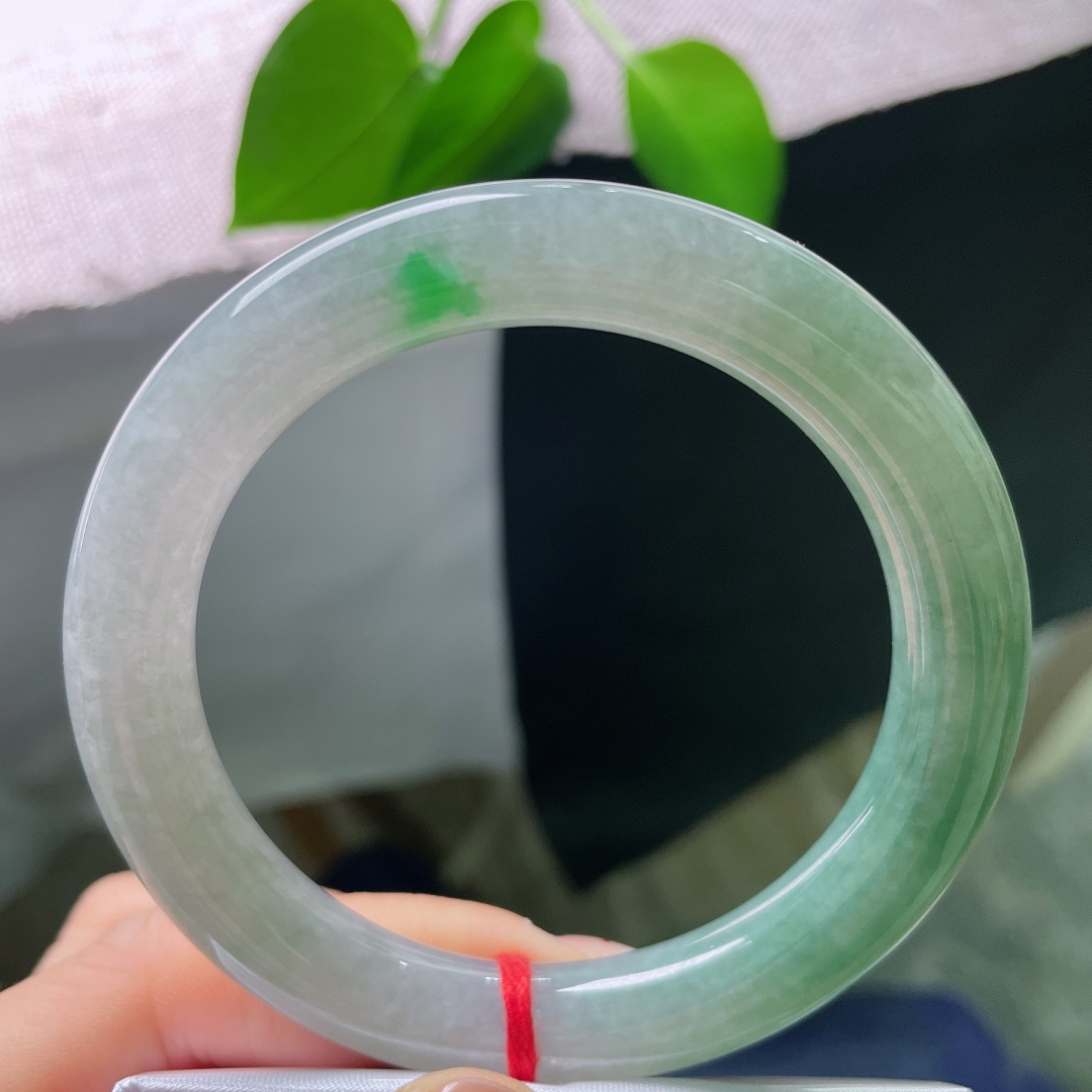 油青圆条，一丝纹，特色半山水翡翠圆条，底色清润，俏绿亮眼，复古镯型，佩戴温柔出彩。ss56736a