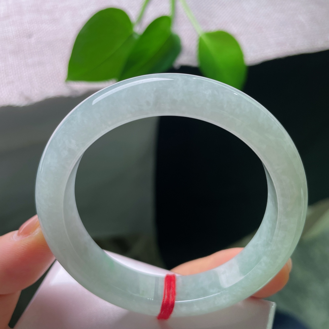 54.3/12.2/8.8，飘绿正圈，无裂，浅翠脉脉萦绕环身，色泽柔和不张扬，清润如玉湖静水，安静温润，尽显东方女子的温婉气质。ss56788a