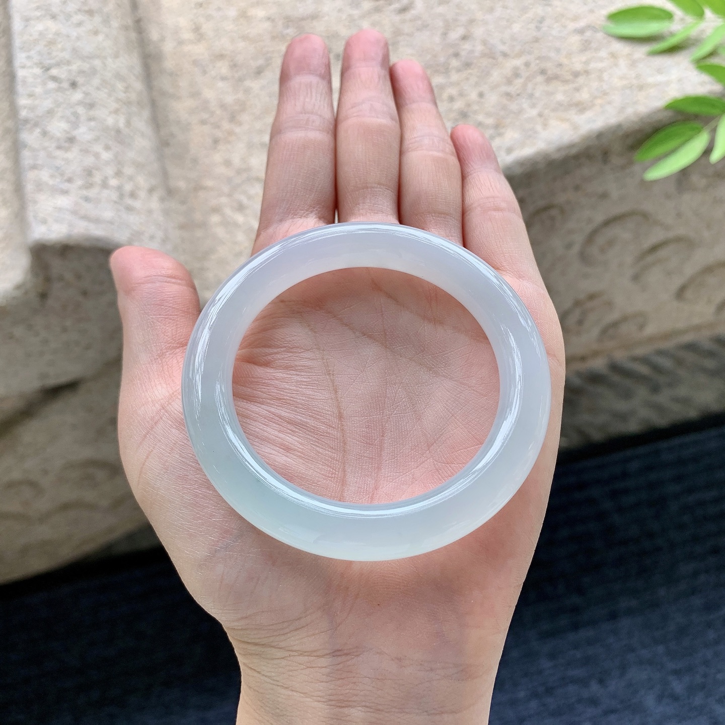 圆条50 51，圈口51/9/9.3，编码A1080615，糯冰晴底，水润，种老，细腻，打灯有棉纹