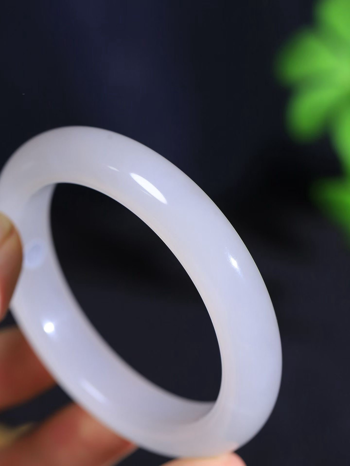 （一见倾心.手镯）

精品️和田玉手镯，玉质温润细腻 油性十足 手感舒适，高华雅逸，线条流畅，简约大气，美自天成，素雅高贵。佩戴于腕间，婉约之美，举手投足间透出那低调奢华。重57.32克  内径56mm尺寸12-9.2mm  5680336A