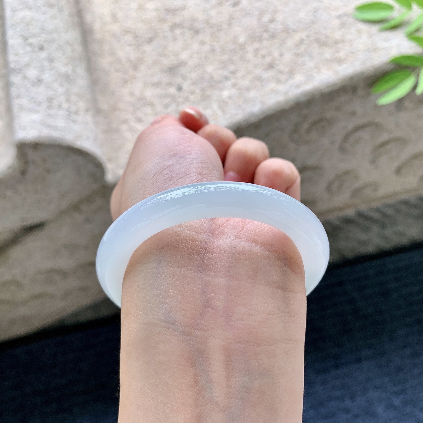 圆条50 51，圈口51/9/9.3，编码A1080615，糯冰晴底，水润，种老，细腻，打灯有棉纹