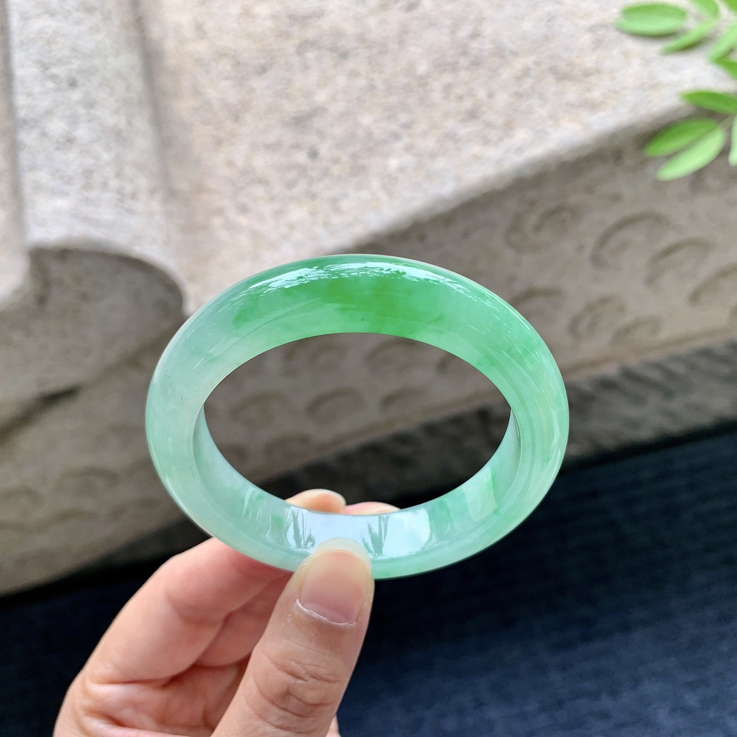 正圈50 51，圈口51.7/11.5/8.2，编码G7080616，冰糯飘辣绿，水润，种老，细腻，无裂。