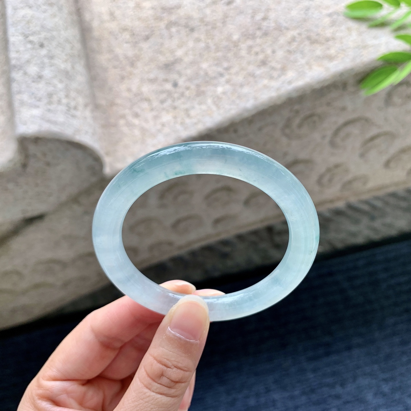 圆条51 52，圈口52.5/8/8.8，编码C5080605，描述：冰糯飘花，水润，种老，细腻，无裂。