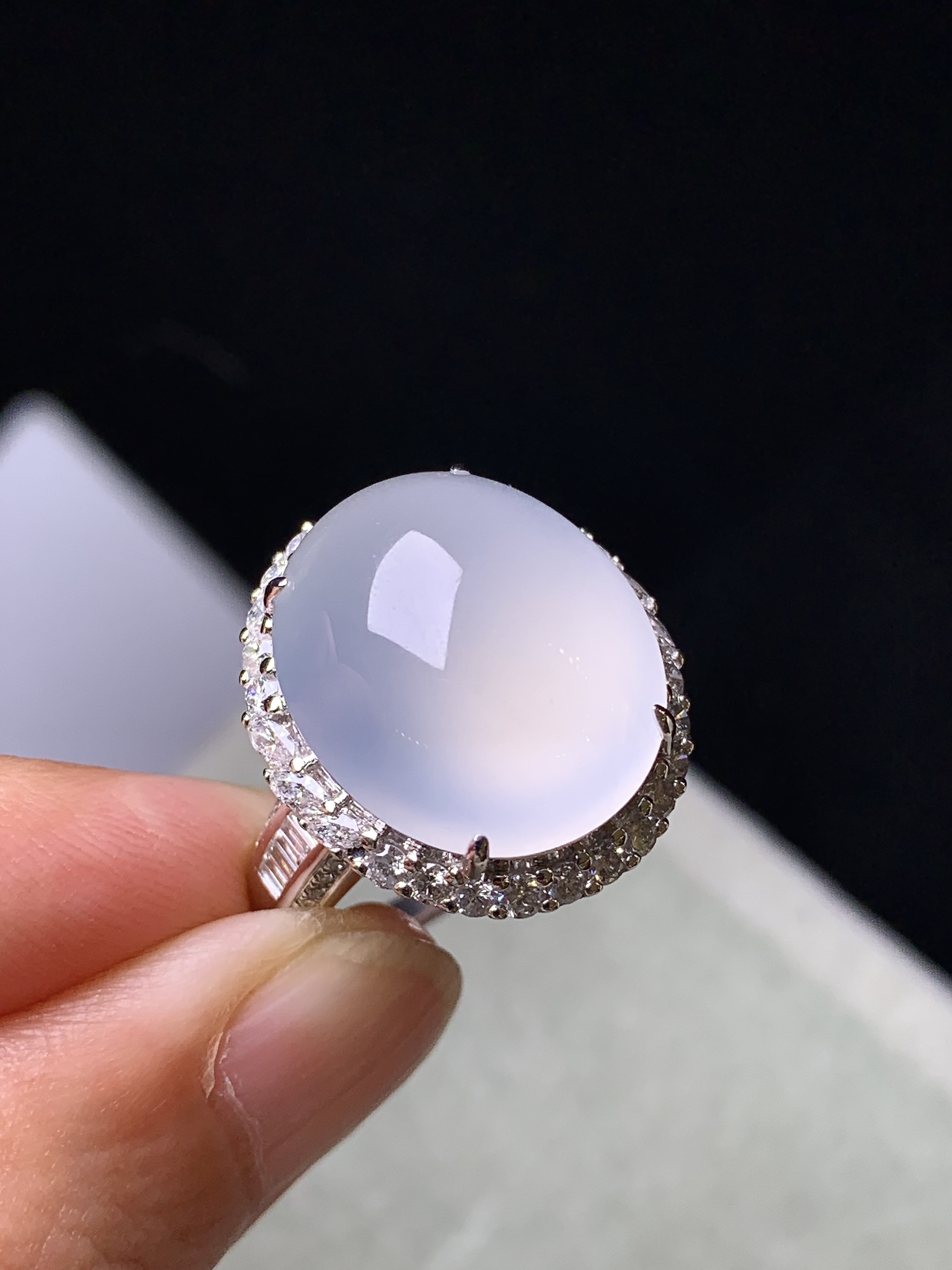 18k金钻镶嵌冰种蛋面戒指 玉质细腻 色泽艳丽清新 水润亮眼 圈口15.5 整体尺寸19.6*17.