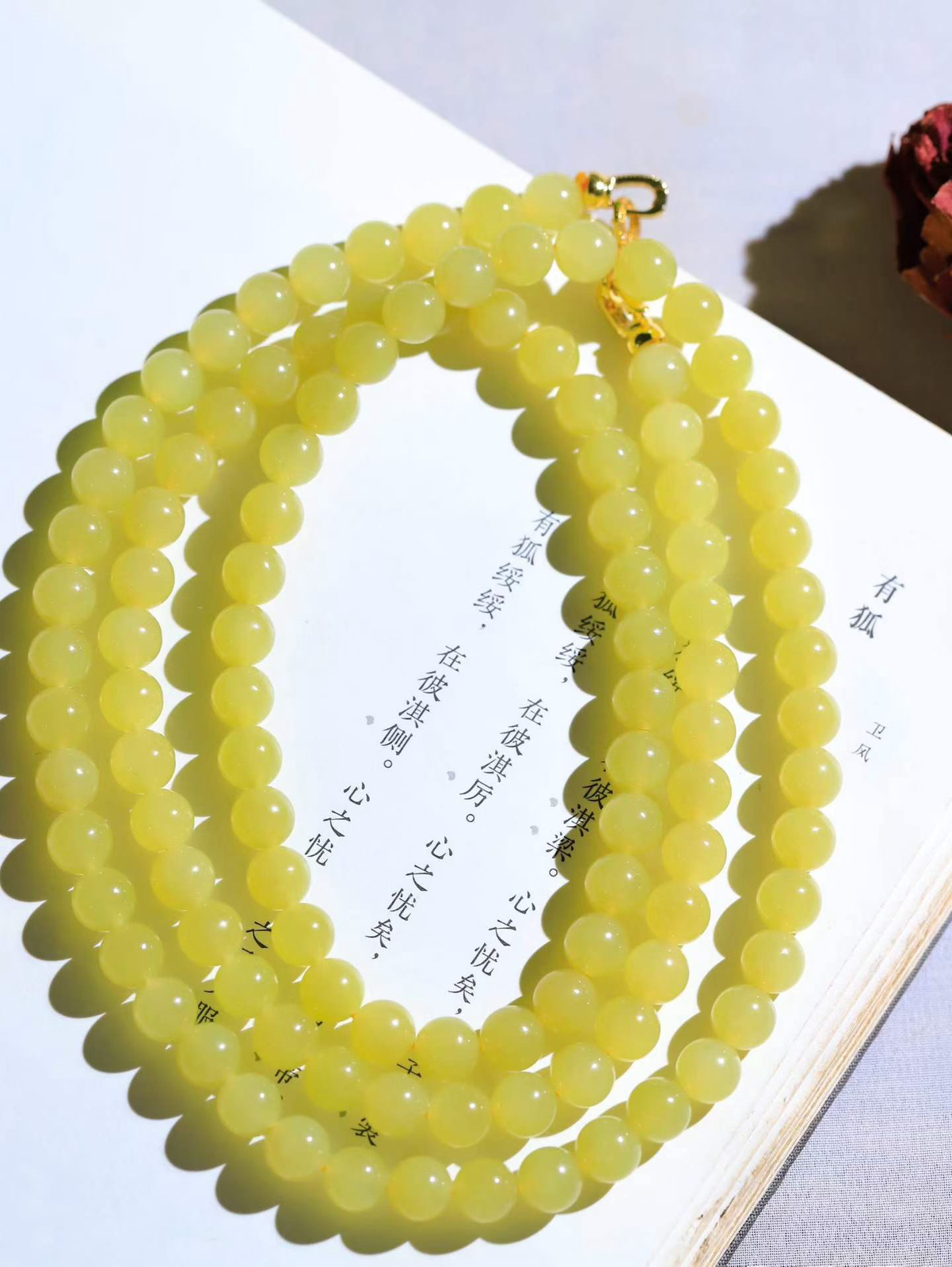 【108.项链】

精品和田玉黄口圆珠108项链，象征智慧沉静与富贵吉祥；108颗珠串承载断除百八烦
