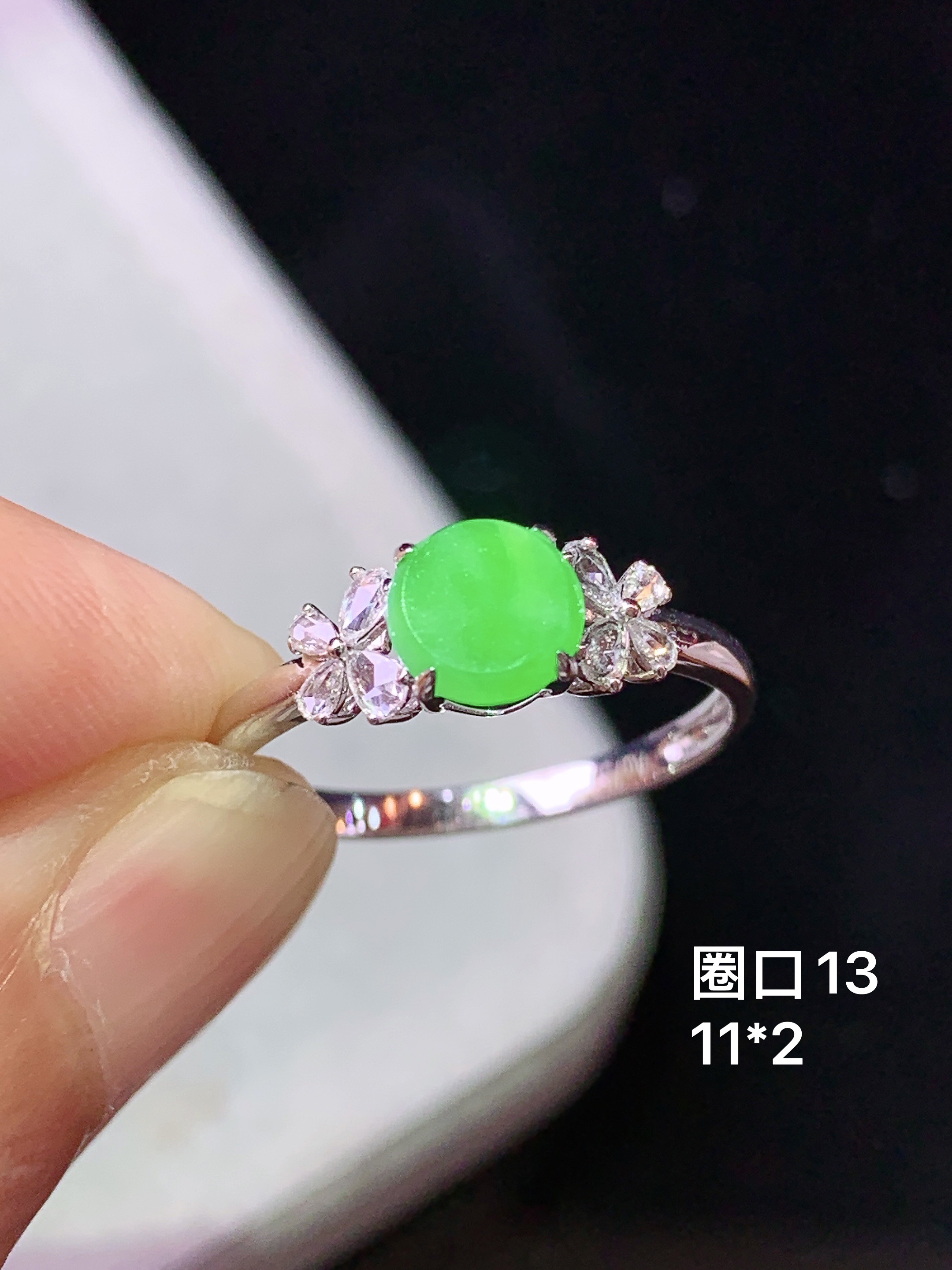 18k金钻镶嵌阳绿圆牌戒指 玉质细腻 色泽艳丽清新 水润亮眼 圈口13 整体尺寸11*2 h1