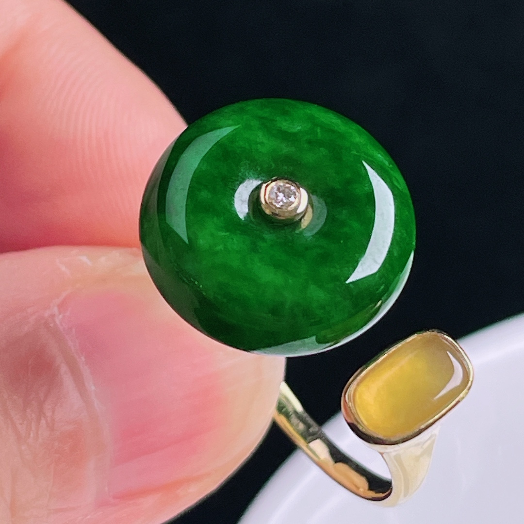 ️辣绿戒指，老种起光，细底通透，尺寸：裸石15.4/6.4mm0705