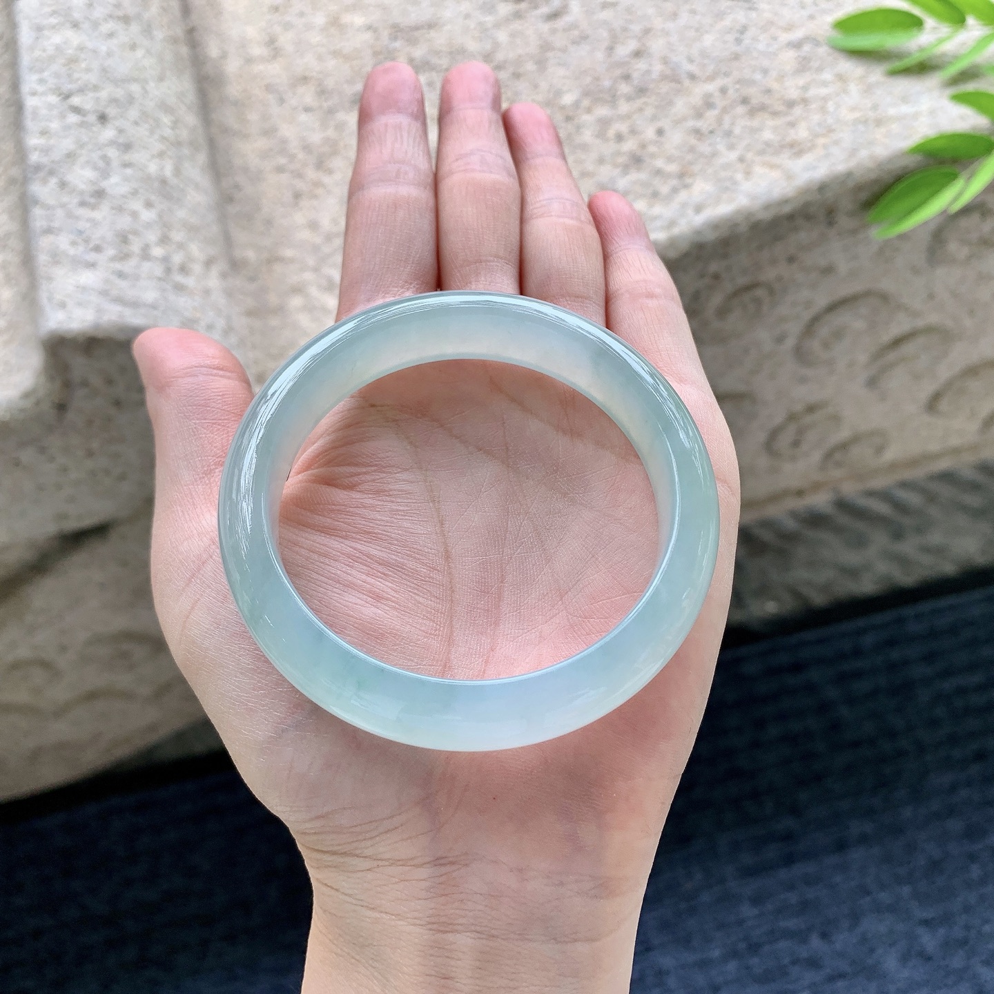 正圈55 56，圈口56/12.4/8，编码Q5080618，糯冰飘花，水润，种老，细腻，无裂。