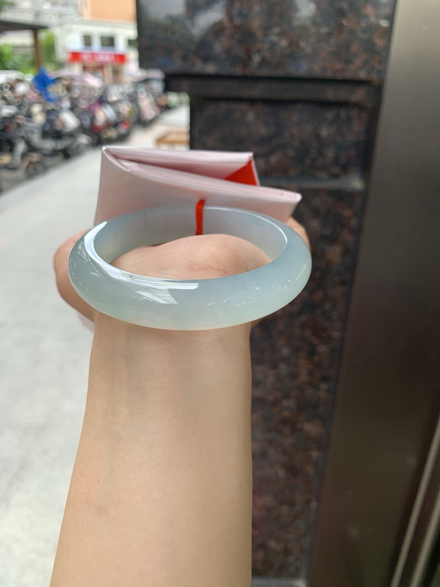 冰蓝正圈, 打灯纹裂，底妆冰润，千变万化的冰晴蓝底色，拥有海的颜色，却散发着星空的光芒，这是一只来自冰川蓝的清冷气质仙女镯。