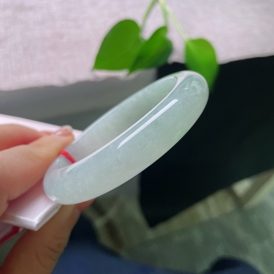 54.3/12.2/8.8，飘绿正圈，无裂，浅翠脉脉萦绕环身，色泽柔和不张扬，清润如玉湖静水，安静温润，尽显东方女子的温婉气质。ss56788a