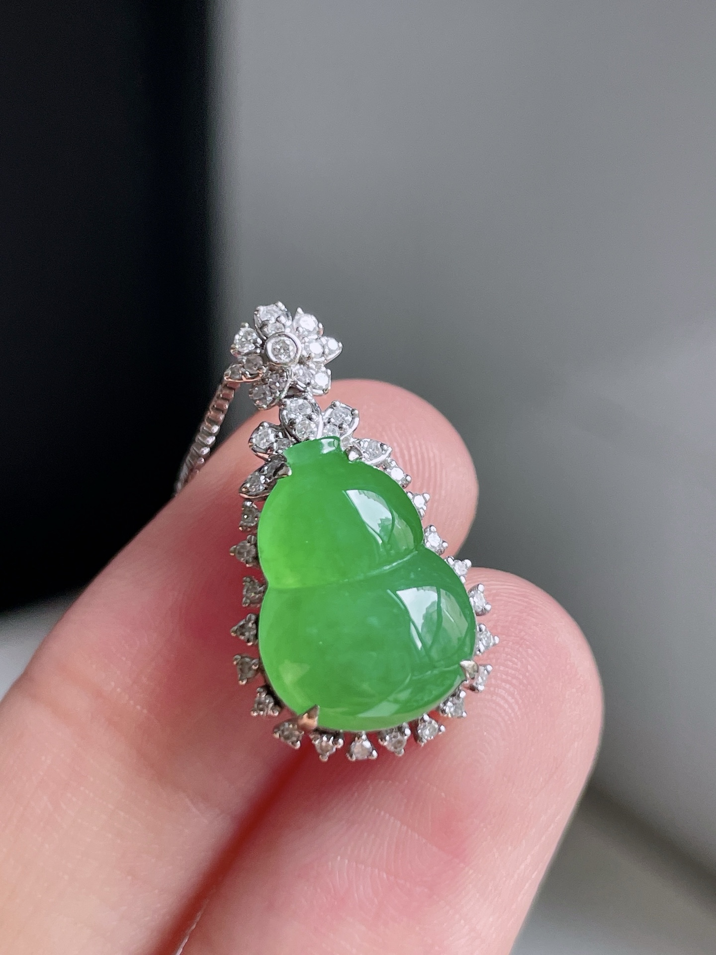 冰阳绿葫芦,色泽鲜艳,种老水润,18k金镶嵌,整体22.3/12.2/8.5,裸石13.2/9.8