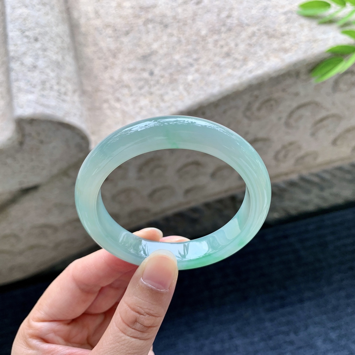 正圈50 51，圈口51.6/10.6/7.6，编码W6080614，糯冰飘绿，水润，种老，细腻，无裂。