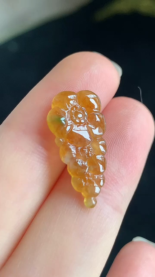 ️天然翡翠，冰黄太阳花，飘绿无裂，尺寸21.2-10.6-2 j84