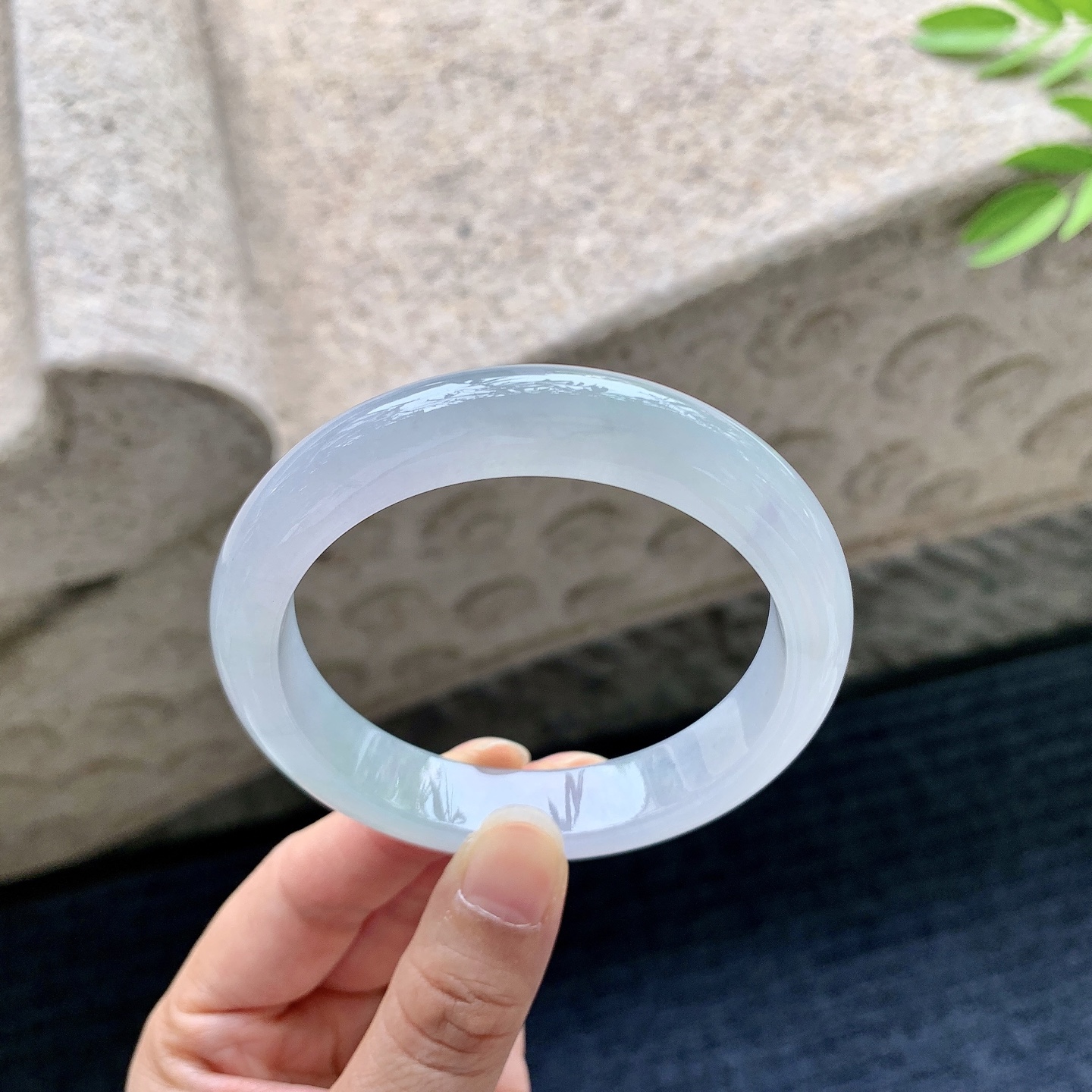 正圈56 57，圈口57.1/12/8.4，编码C5080604，描述糯冰飘绿，水润，种老，细腻，打灯有纹线