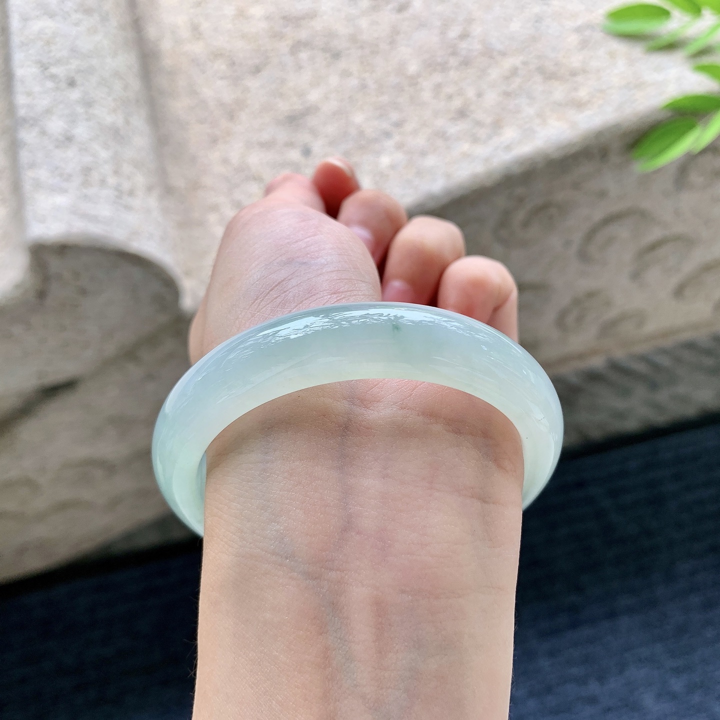 正圈55 56，圈口56/12.4/8，编码Q5080618，糯冰飘花，水润，种老，细腻，无裂。