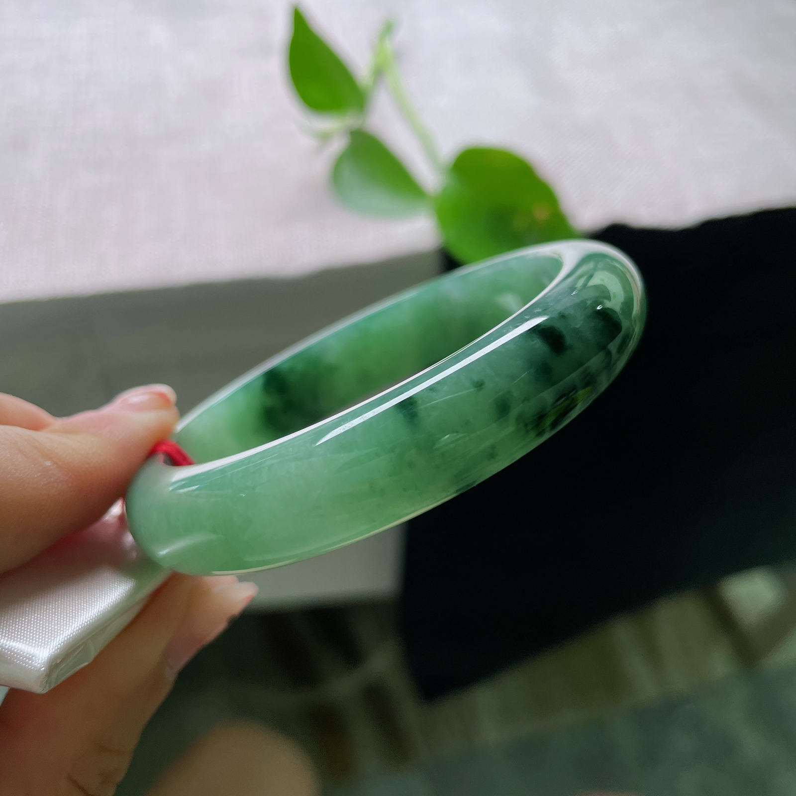 57.3/12.8/8.5，绿底正圈，一镯青绿，半生温柔，送挚友的走心好物，玉石温润耐戴，心意长久留存，一点皮纹，ss56367a