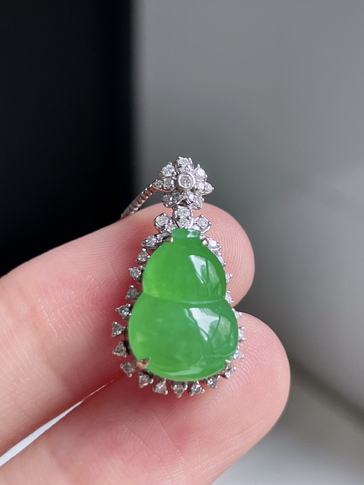 冰阳绿葫芦,色泽鲜艳,种老水润,18k金镶嵌,整体22.3/12.2/8.5,裸石13.2/9.8