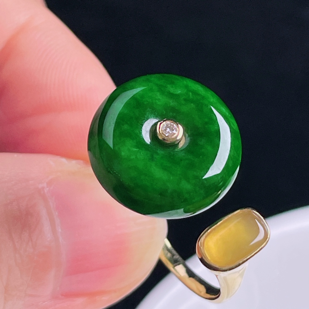 ️辣绿戒指，老种起光，细底通透，尺寸：裸石15.4/6.4mm0705