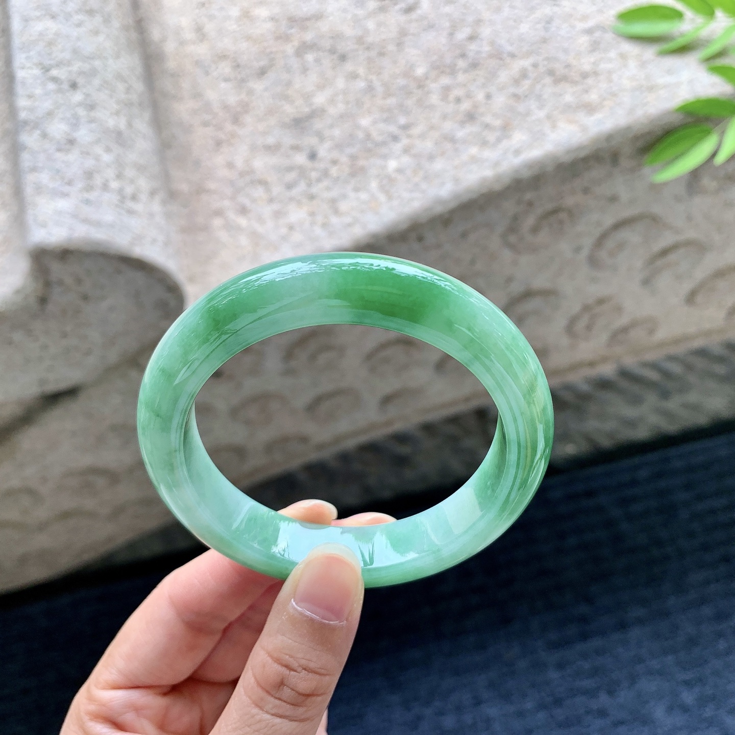 正圈55 56，圈口56.5/12.4/9，编码W6080613，描述糯冰飘绿，水润，种老，细腻，无裂。