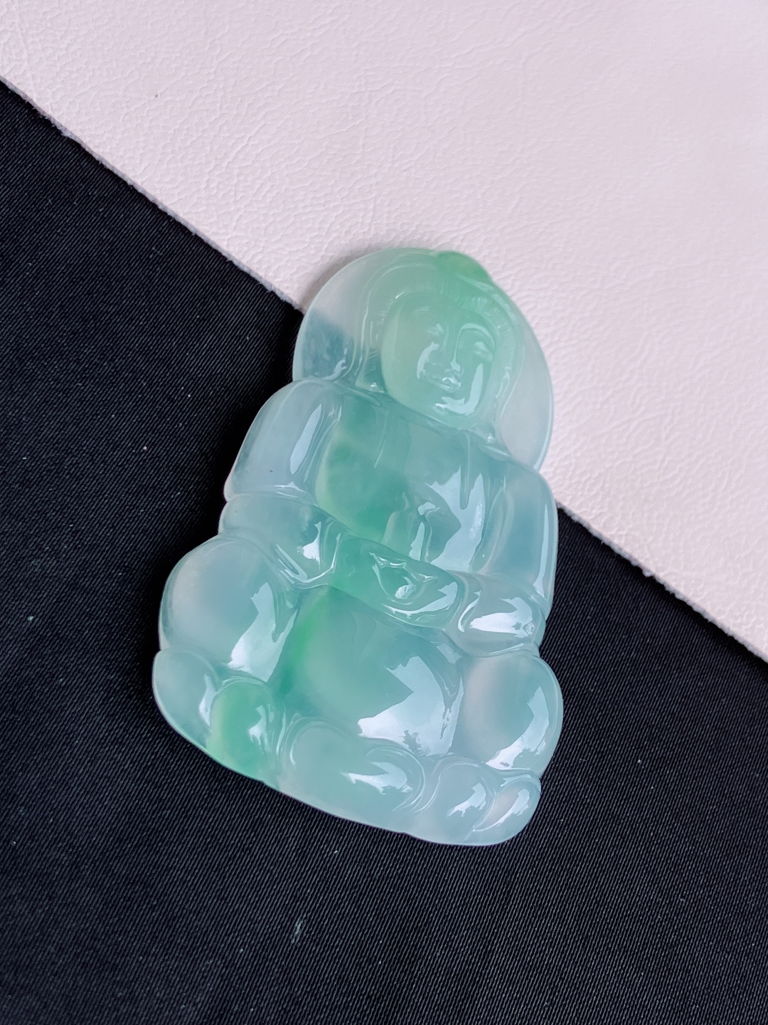 绿底观音，晶莹剔透，面容慈祥，尺寸58.6/36/6/自然光实拍