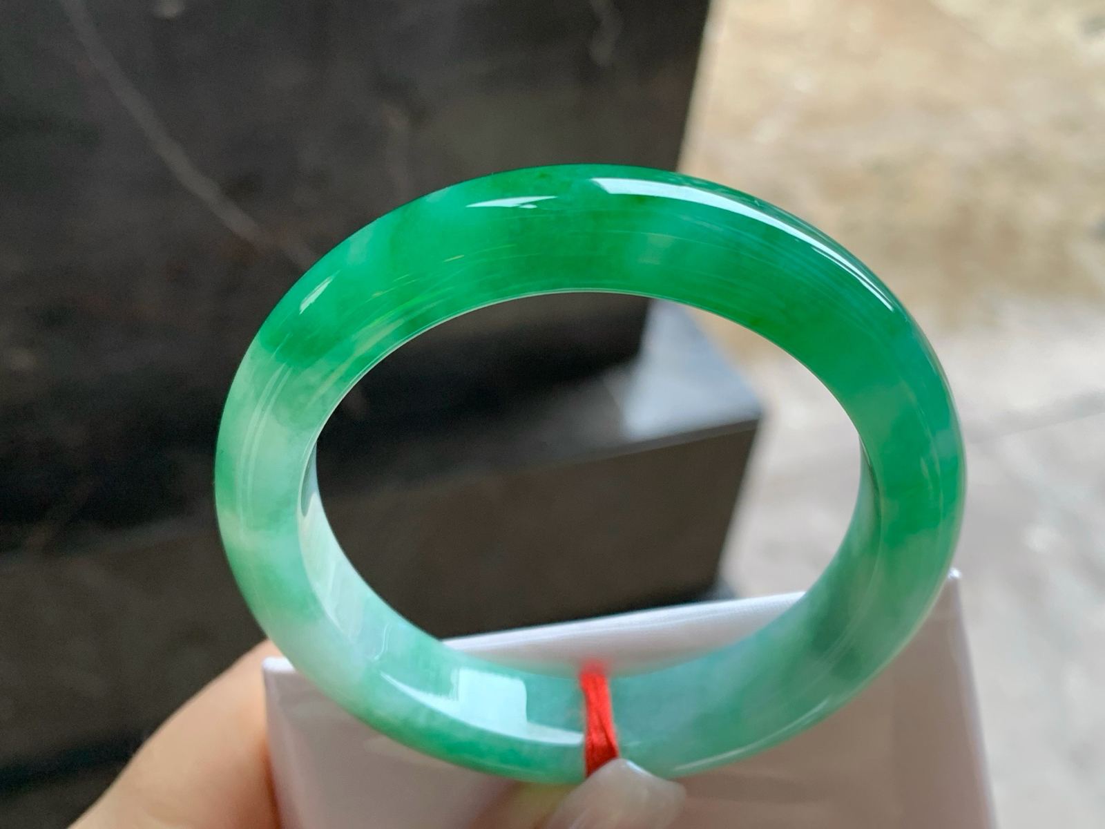 51.7-11-8.5
带色手镯^_^有种有色～绿色浓郁精品小圈口
