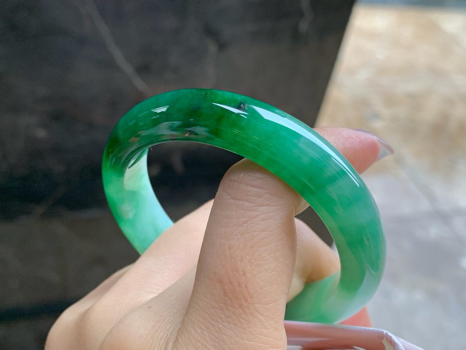 53.2-12.2-8
辣绿色手镯^_^绿色浓郁大气 上手漂亮