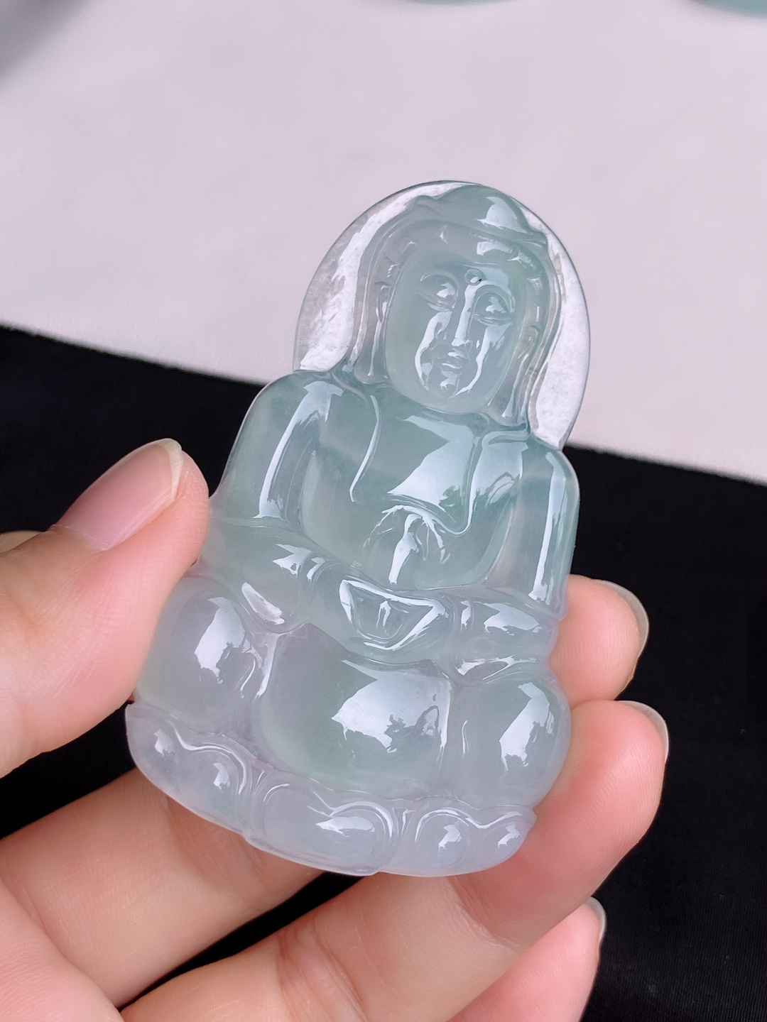 底色大观音，晶莹剔透，面容慈祥，尺寸66.8/41.6/6.5/自然光实拍