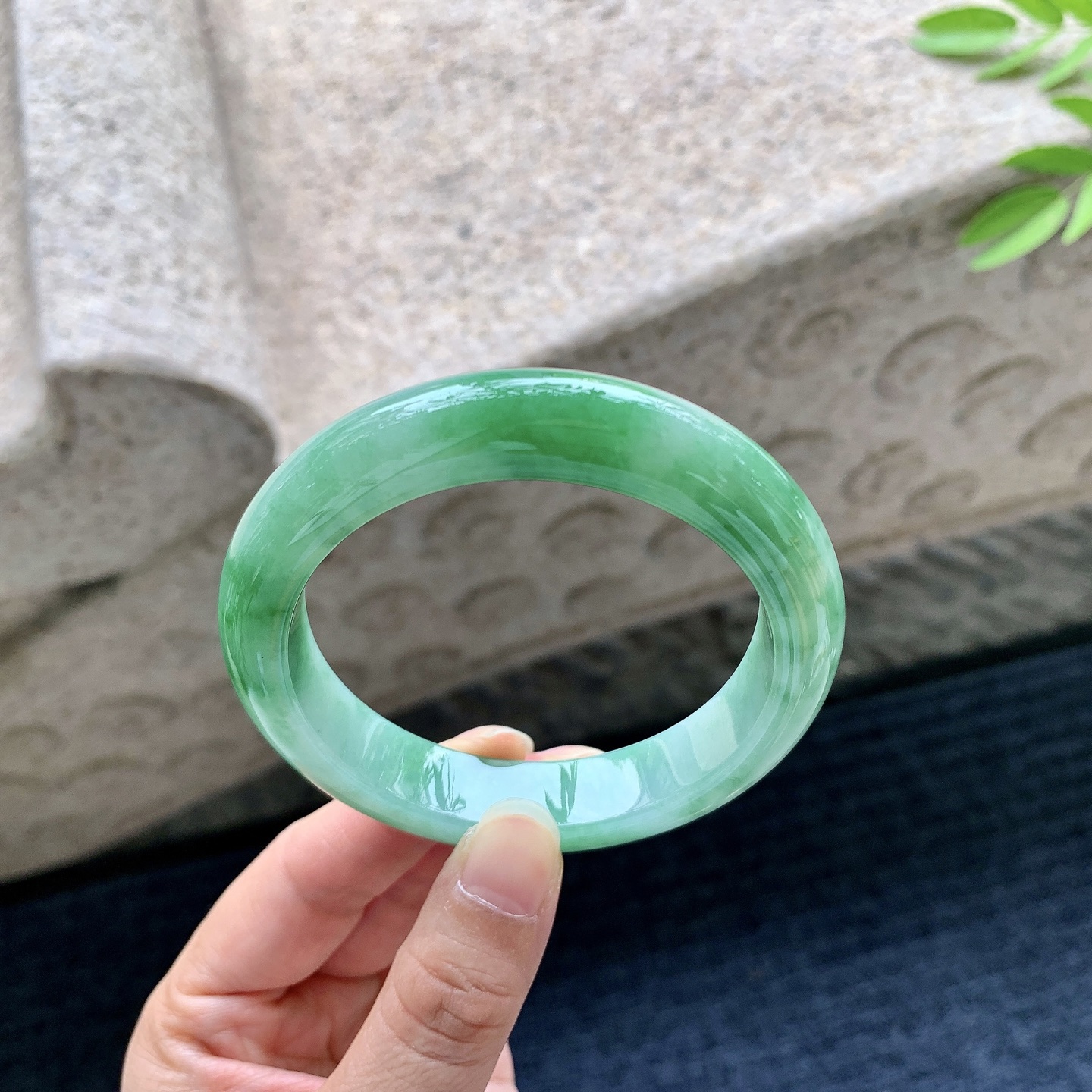 正圈55 56，圈口56.5/12.4/9，编码W6080613，描述糯冰飘绿，水润，种老，细腻，无裂。